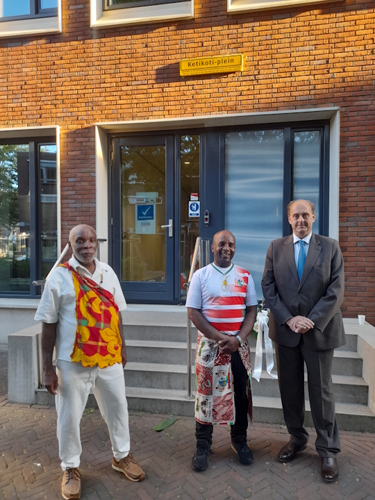 Burgeneester brengt bezoek op het Ketikoti-plein.jpg